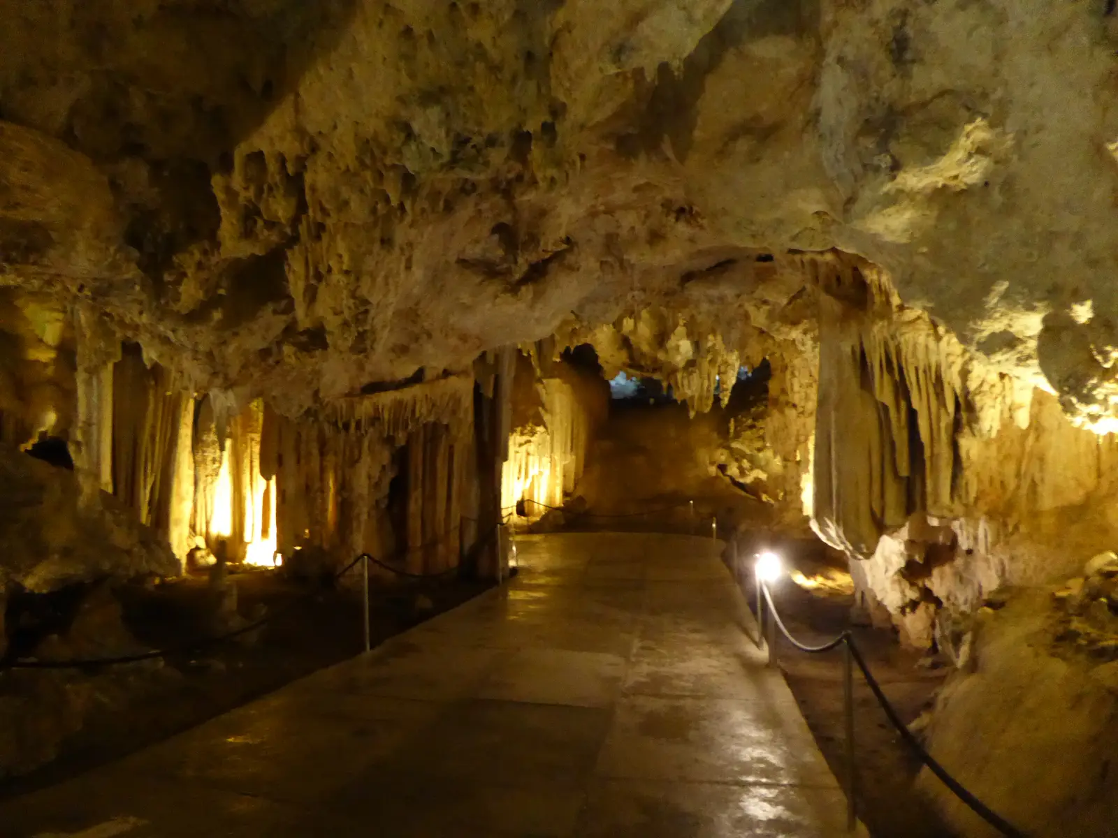Droppstensformationer i Cueva de Nerja