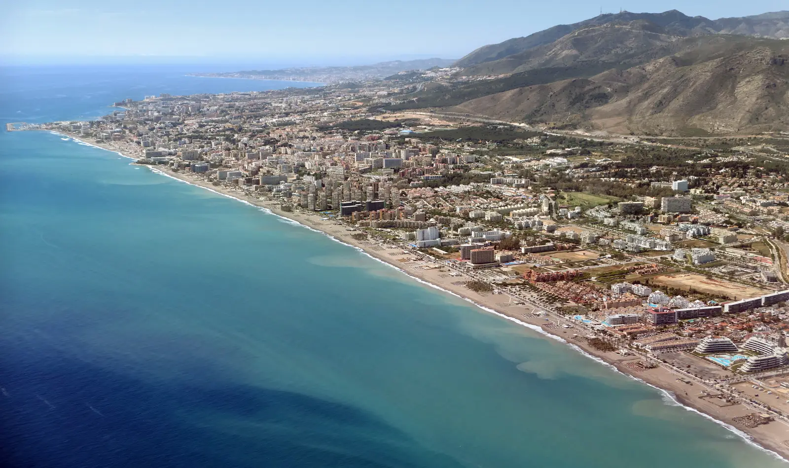 Flygvy över Torremolinos och stränderna längs Costa del Sol